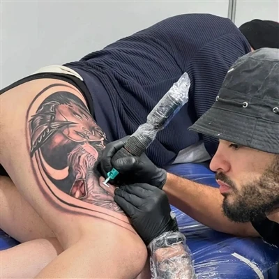 Come identificare le qualifiche e gli standard di igiene di un negozio di tat...