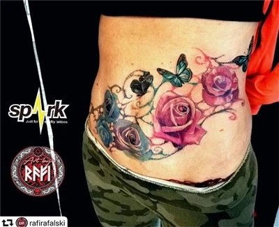 Un tatuaggio di un fiore