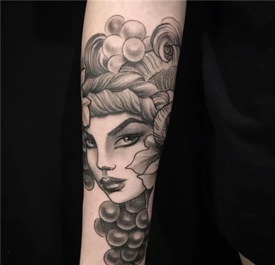 donna per tatuaggio