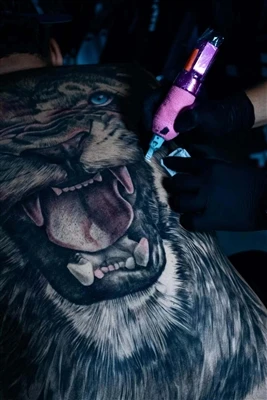 Tatuaggi in bianco e nero: una tendenza senza tempo