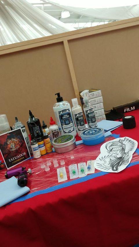 Il cambio di forniture per tatuaggi